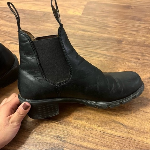 #1671 Blundstone Women’s Heeled Booties in Black - Chelsea Boot - Picture 3 of 5